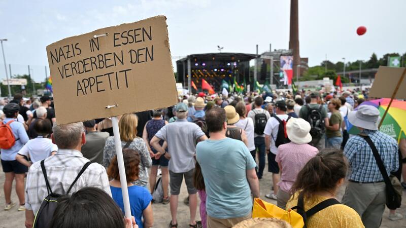 Blockaden und bunte Demo: Essen protestiert gegen die AfD „Nazis in Essen Verderben den Appetit“: Schild einer Demonstrationsteilnehmerin.
