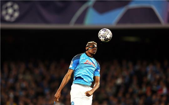 Neapels Victor Osimhen erzielt den Treffer zum 1:0.