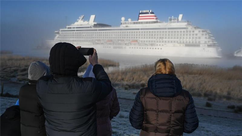 Rückwärts zur Nordsee - Meyer-Kreuzfahrtschiff auf der Ems Nebel erschwerte Fotografen und Schaulustigen am frühen Morgen etwas die Sicht auf den Ozeanriesen.