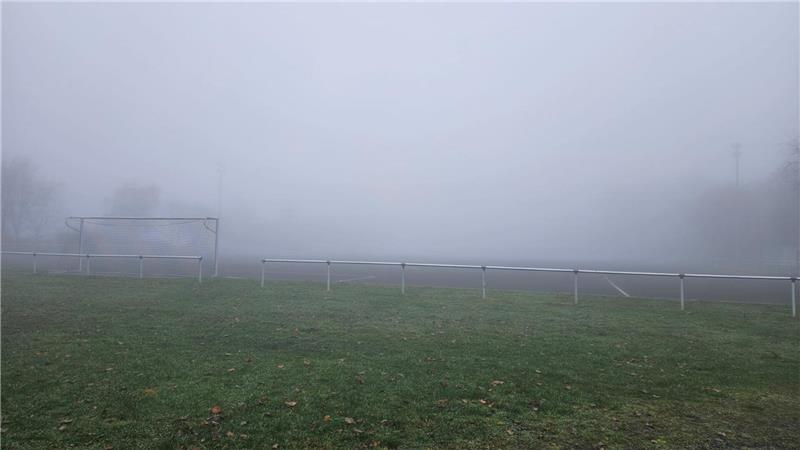 Der Fußballplatz des FC Zellerfeld liegt im Nebel.