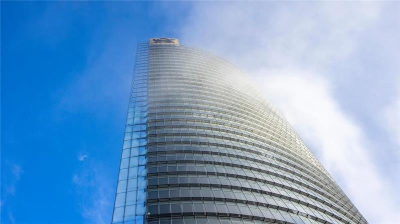 Nebelschwaden ziehen an der DHL-Zentrale am Posttower vorbei. Oben ist das Logo für das Briefgeschäft zu sehen, das Posthorn.