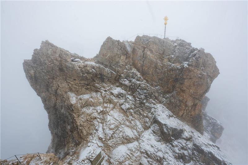 Nebelwolken und Schneetreiben im Juli 2023 auf der Zugspitze (2962 Meter).