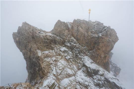 Nebelwolken und Schneetreiben im Juli 2023 auf der Zugspitze (2962 Meter).