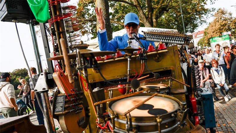 Hunderttausende feiern Einheitsfest Neben Bands wie die Fantastischen Vier sorgen und unbekanntere Musiker für Stimmung.