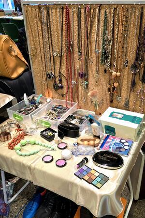 Frauenkleiderbörse: In Clausthaler Stadthalle herrscht Hochbetrieb Neben Bekleidung sind die Besucherinnen auch an Kosmetik und Schmuck interessiert.