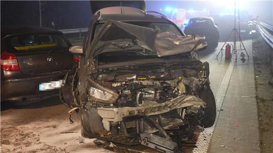 Neben Blechschäden gibt es bei Glätteunfällen in Niedersachsen auch Verletzte.