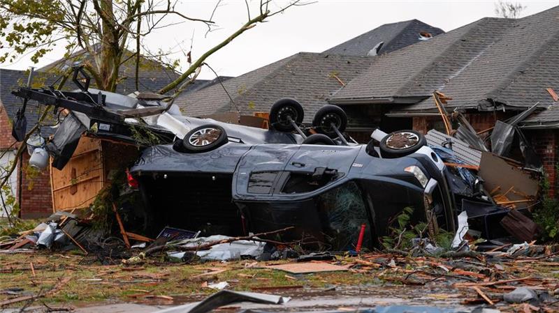 Verletzte und Verwüstung nach Tornados in Oklahoma Neben Gebäuden wurden durch die Tornados auch Fahrzeuge und Bäume in Mitleidenschaft gezogen.
