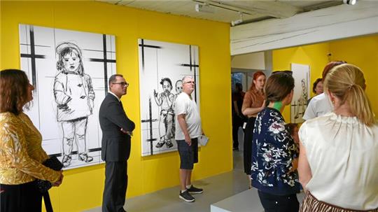 Neben Landschaftsansichten zeigt die Ausstellung im Mönchehaus Porträts von Menschen, denen Nuhr auf seinen Reisen begegnete. Sie sind aus Zeit und Raum herausgelöst.