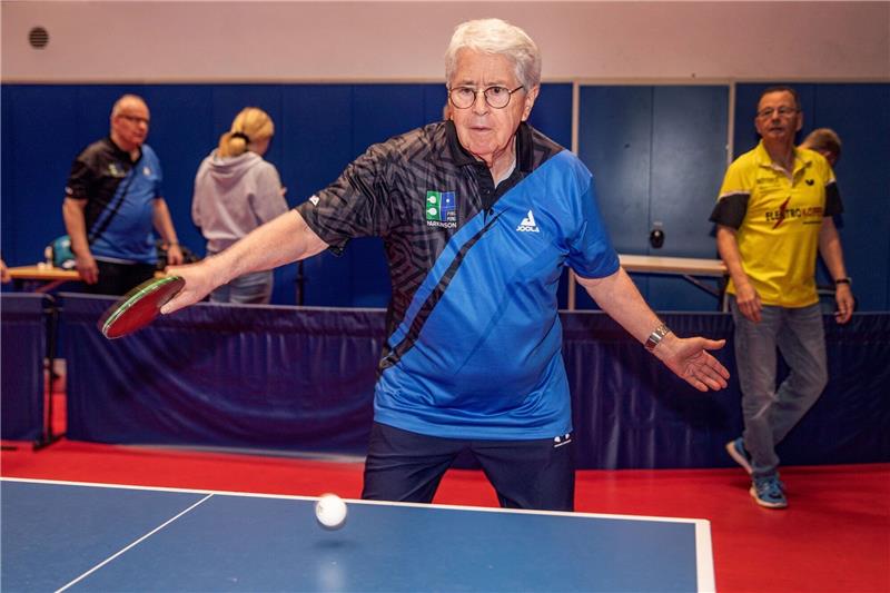 Mit Ping Pong gegen Parkinson: Auch Frank Elstner ist dabei Neben Moderator Frank Elstner (m) nehmen über 200 Menschen aus 15 Nationen teil. Sie alle eint die Parkinsondiagnose.