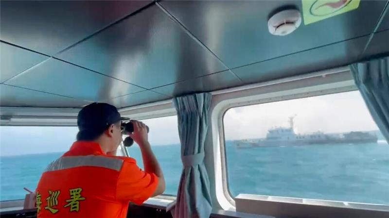 Neben Schiffen nähern sich Taiwan bei dem Militärmanöver nach chinesischen Angaben auch Flugzeuge aus mehreren Richtungen.