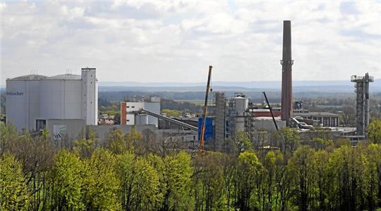 Vom Gelände der Zuckerfabrik ragen die Ausleger von zwei Kränen empor.