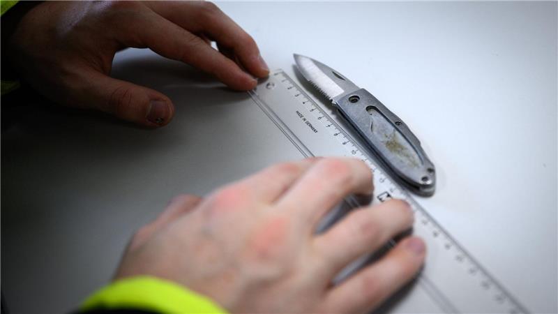 Neben Schusswaffen stellten die Beamten auch Messer sicher. (Symbolbild)