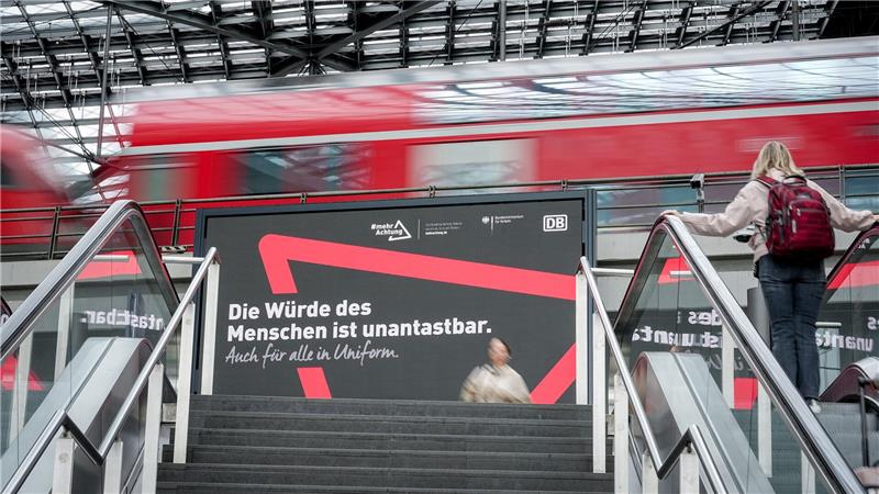 Neben Sicherheitsmaßnahmen sollen Plakate in Bahnhöfen und Bahnen für weniger Gewalt sorgen. 