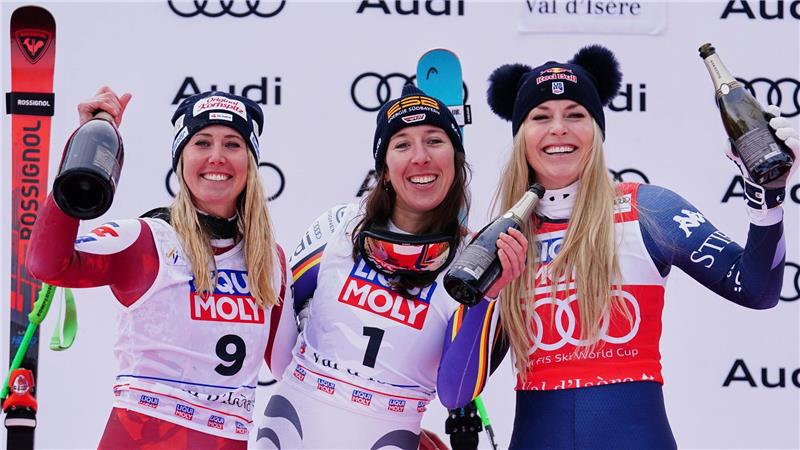 Neben Siegerin Hütter (links) und der drittplatzierten Vonn (rechts) lässt es sich gut feiern.