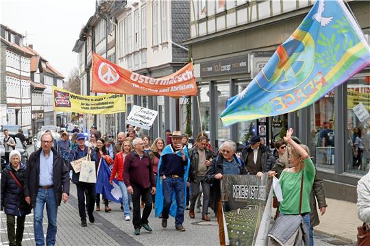 Neben bedruckten Fahnen, Bannern und T-Shirts gibt es handbemalte Schilder („Frieden und Gerechtigkeit für alle Menschen“) und andere Accessoires für den Frieden: Der bunte Ostermarsch vom Friedensbündnis Goslar geht am Ostersamstag mit Symbolen wie Peace-Zeichen und Friedenstauben auch die Breite Straße hinauf. Foto: Epping