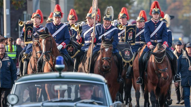 Konfetti und Kostüme, Parade und Party - Umzug durch Bremen Neben dekorativ geschmückten Wagen ziehen Fanfarenzüge durch die Straßen. (Archivbild)