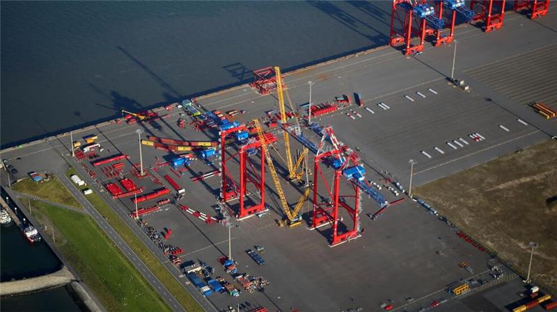 Neben dem Autoumschlag könnten auf den Flächen eines Mehrzweck-Terminals auch Bauteile für Offshore-Windkraftanlagen gelagert werden. (Archivbild)