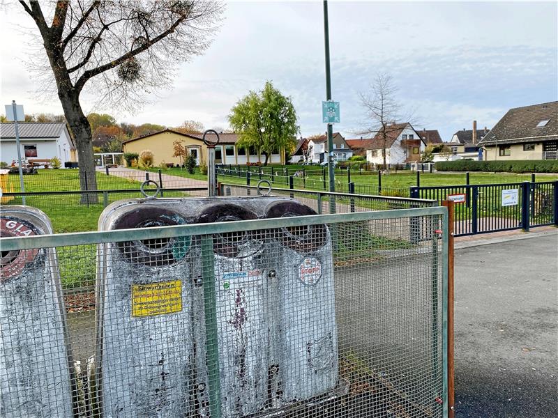 Neben dem Eingangstor zum Kindergarten Harlingerode haben Wertstoffcontainer der Kreiswirtschaftsbetriebe ihren Standort und könnten für Kinder die Sichtverhältnisse einschränken – so die Befürchtung der Politik. Foto: Nachtweyh