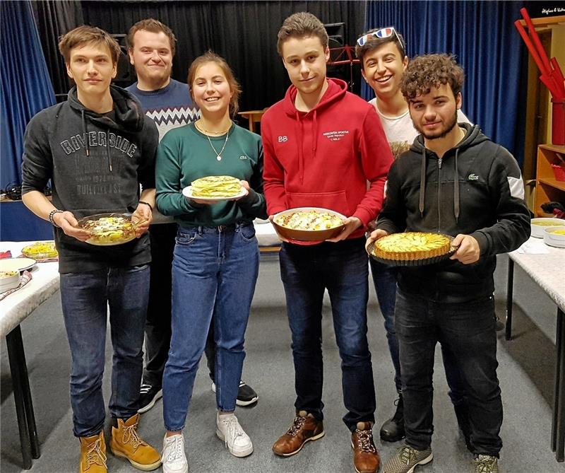 Schüler der TU Clausthal experimentieren im Testlabor Neben dem Forschen sollen die Schüler auch beim Essen zusammenkommen. Foto: TU Clausthal