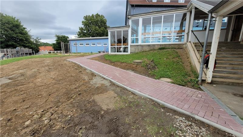 Neben dem Glasgang zwischen Haupt- und Turnhallengebäude gibt es jetzt eine Rampe für Rollstuhlfahrer.