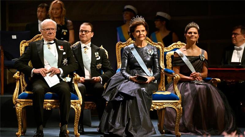 Nobelpreisträger in Stockholm geehrt Neben dem König nahm die aus Heidelberg stammende Königin Silvia Platz.
