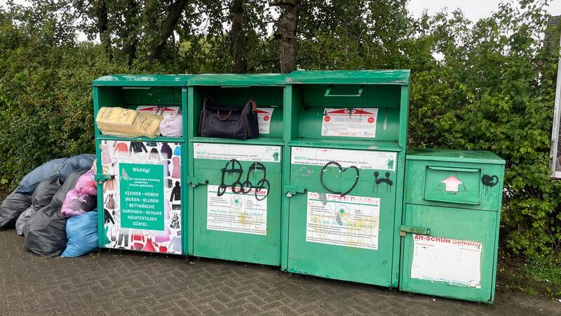 Neben den Altkleidercontainern in Langelsheim stapeln sich die Säcke.