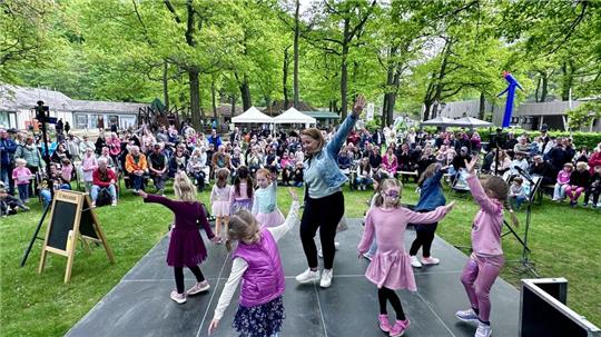 Neben den Attraktionen sind auch die Veranstaltungen im Kurpark stets gut besucht. So auch etwa das Frühlingserwachen mit Tanzgruppe, Kistenklettern und Wipfelbiergarten.