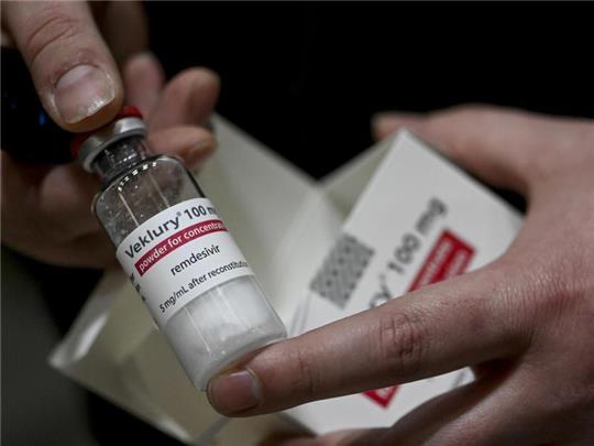 Neben den nachweislich sehr wirksamen Impfstoffen arbeiten Pharmaunternehmen weltweit an der Entwicklung von Medikamenten gegen eine Covid-19-Erkrankung. Arzneimittel gegen schwere Verläufe gelten als weiterer Baustein in der Bekämpfung der Corona-Pandemie. Foto: Dirk Waem/BELGA/dpa
