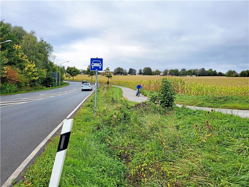 Neben der B6-Auffahrt bei Ohlhof soll ein Park+Ride-Parkplatz entstehen. Foto: Roß