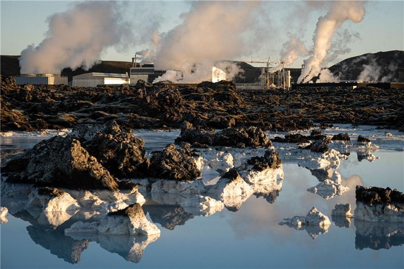 Blaue Lagune auf Island nach Eruption wieder geöffnet Neben der Blauen Lagune steigt im November 2023 Dampf vom geothermischen Kraftwerk Grindavik auf.