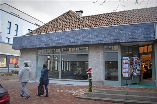Neben der „Bücher-Heimat“ in der Herzog-Wilhelm-Straße möchte die Arbeiterwohlfahrt bald soziale Angebote machen. Welche genau, das steht noch nicht fest. Sie wollten das Programm mit den Menschen vor Ort gemeinsam entwickeln, sagt die Geschäftsführerin des Kreisverbands, Tjorven Maack. Foto: Renz-Gabriel
