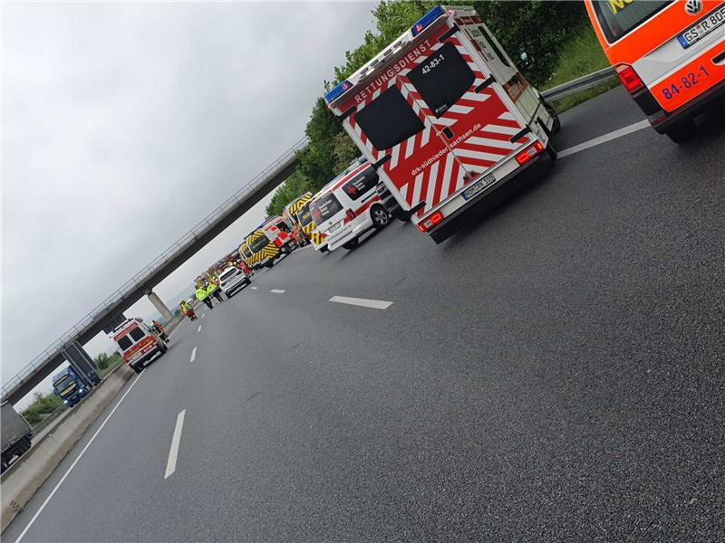 Unfall auf der A 7 bei Rhüden: Vier Personen verletzt Neben der Feuerwehr waren auch Rettungsdienst und Notarzt im Einsatz. Foto: Feuerwehr Rhüden