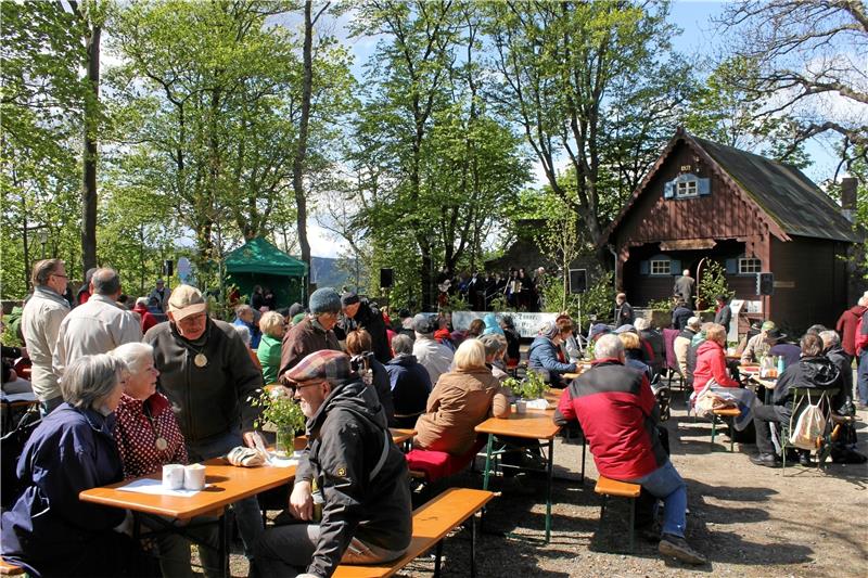 Brauchtum bekommt ein neues Ambiente Neben der Harzsagenhalle wird auf der Bühne musiziert, die Gäste des Maisingens suchen sich auf dem Burgberg-Plateau ein sonniges Plätzchen. Fotos: Nachtweyh