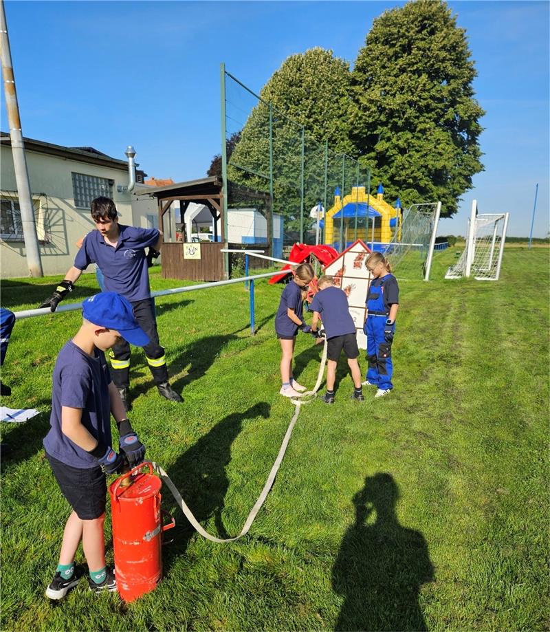 Die Upener Kinderfeuerwehr feiert ihren Geburtstag Neben der Hüpfburg waren auch Wasserspiele angesagt,