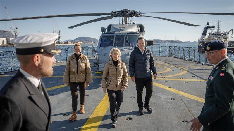 Botschaft an Trump: EU baut Zusammenarbeit mit Grönland aus Neben der Schifffahrt durch die arktische Landschaft stand auch der Besuch auf einem Patrouillenschiff der dänischen Streitkräfte auf dem Programm.