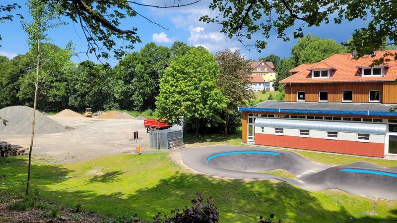Neben der Stadtbibliothek und dem neuen Pumptrack soll die Mensa entstehen.