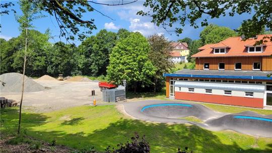 Neben der Stadtbibliothek und dem neuen Pumptrack soll die Mensa entstehen.