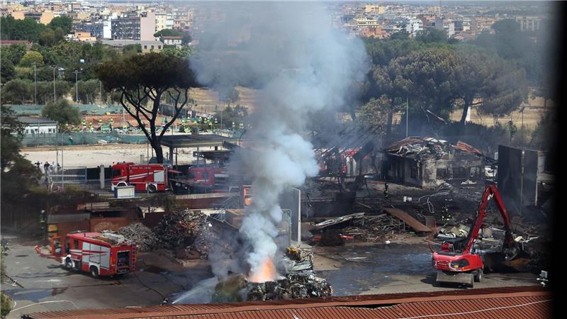 Explosion an Tankstelle in Rom - Mehrere Verletzte Neben der Tankstelle befindet sich ein Sportzentrum mit einem Tennisplatz, das durch die Explosion schwer beschädigt wurde.