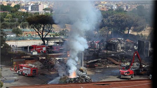 Neben der Tankstelle befindet sich ein Sportzentrum mit einem Tennisplatz, das durch die Explosion schwer beschädigt wurde.