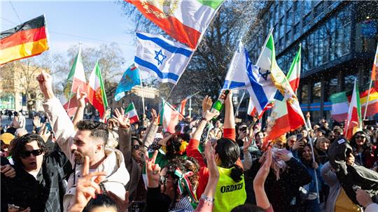 Neben der früheren iranischen wurden auch israelische und andere westliche Flaggen gezeigt.