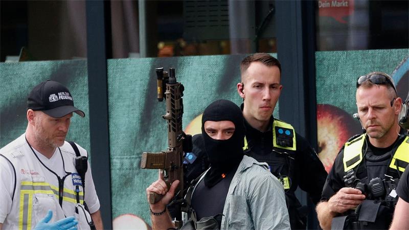 Polizei beendet Geiselnahme in Berlin - Frau gerettet Neben einem Spezialeinsatzkommando (SEK) waren zahlreiche Polizeifahrzeuge, Rettungswagen und die Feuerwehr vor Ort.