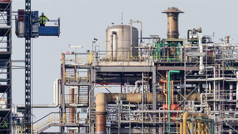 BASF trotzt Iran-Krise: Warum der Chemieriese gelassen ist Neben einem Stellenabbau vor allem im Stammwerk Ludwigshafen setzt das Unternehmen auf einen Konzernumbau. (Archivbild)