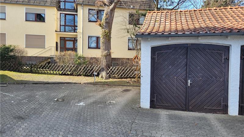 Harzburger Berater stellt Einbrecher – und stoppt eine ganze Serie Neben einer Garage auf dem Parkplatz hinter dem Restaurant „Bella Roma“ versucht sich der Einbrecher hinter einem Auto zu verstecken. Dort endet seine Flucht.