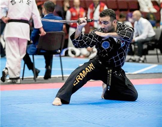 Neben seinem Studium und dem Engagement in der Hochschulpolitik ist Ali Naderiverandis große Leidenschaft Hapkido. Er trainiert die koreanische Kampfkunst, seitdem er sieben ist. Mittlerweile ist er unter anderem Europameister. An der TU Clausthal hat er zwischenzeitlich als Selbstverteidigungslehrer gearbeitet. Fotos: Privat