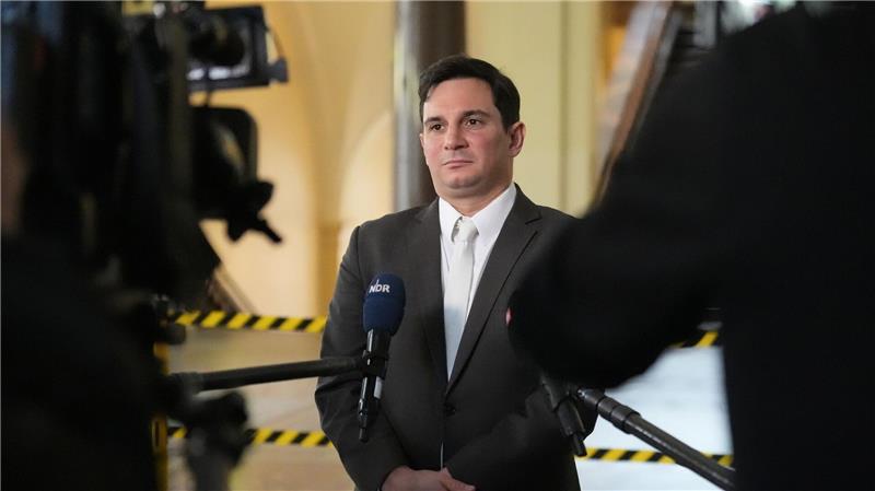 „Erschütternde Aufnahmen“ - Audiodateien im Block-Prozess Nebenklage-Vertreter Philip von der Meden gibt am Rande des Prozesses ein Statement.