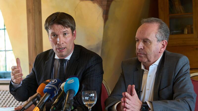 Flut-Hinterbliebene kämpfen weiter für Ermittlungen Nebenklagevertreter Christian Hecken (l) und Ralph Orth, Vater eines Opfers, sprechen in einer Pressekonferenz zu den zuvor in einer Pressekonferenz vorgetragenen Ermittlungsergebnissen der Staatsanwaltschaft.