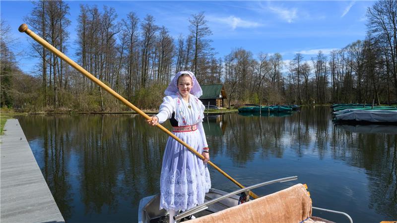 Neele Birkhold steht in einem Kahn zur Eröffnung der Saison.