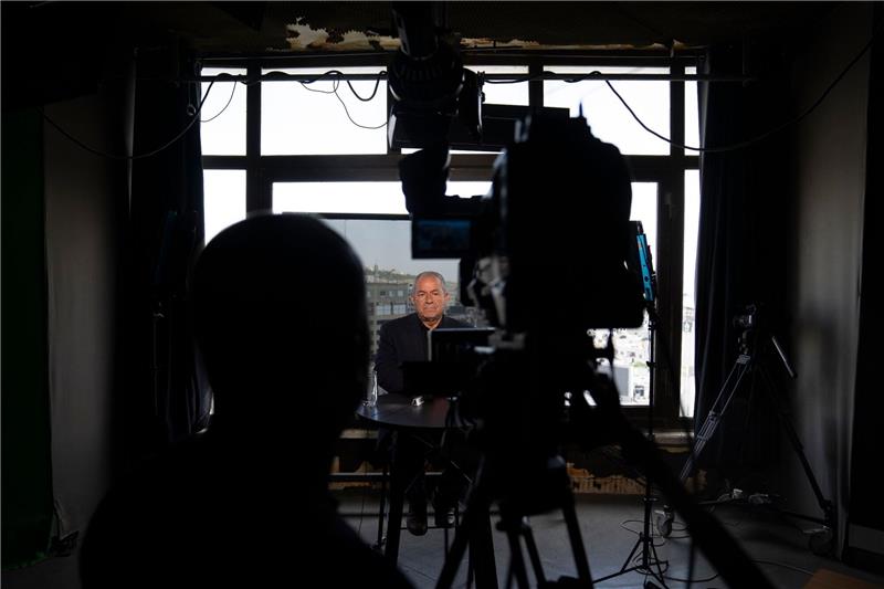 Drei Soldaten bei Hamas-Angriff getötet Nehad Abu Ghoush, palästinensischer Politikwissenschaftler, Live bei Al-Dschasira - Israel hat die Schließung des arabischen TV-Senders im Land verfügt.