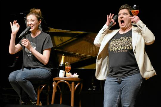 Nehmen kein Blatt vor den Mund: Annie Heger (links) und Vanessa Maurischat im Kulturkraftwerk.  Foto: Kempfer