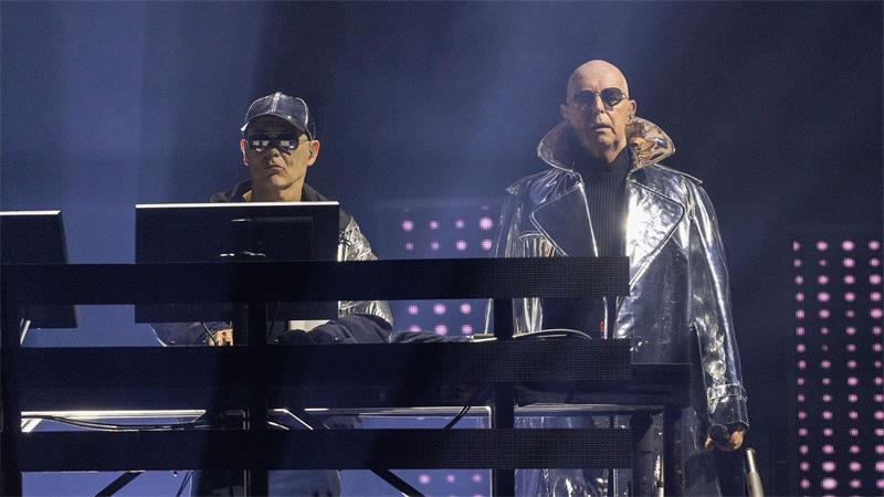 Neil Tennant (rechts) und Chris Lowe von den Pet Shop Boys bei einem Konzert 2023 in London. (Archivbild)